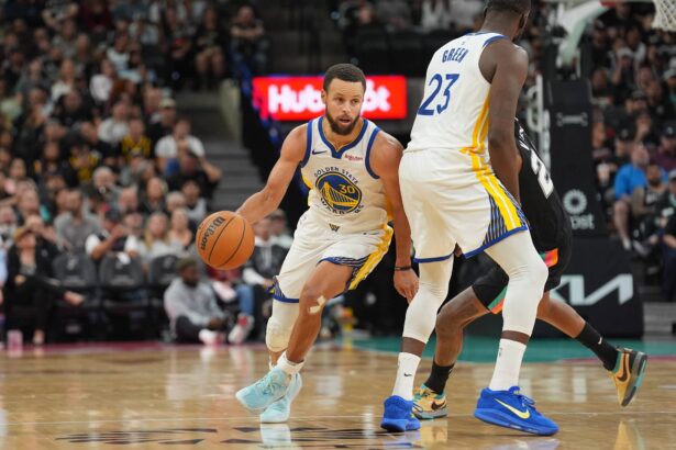 Golden State Warriors guard Stephen Curry (30) dribbles around a screen by forward Draymond Green (23) in the second half against the San Antonio Spurs at Frost Bank Center.