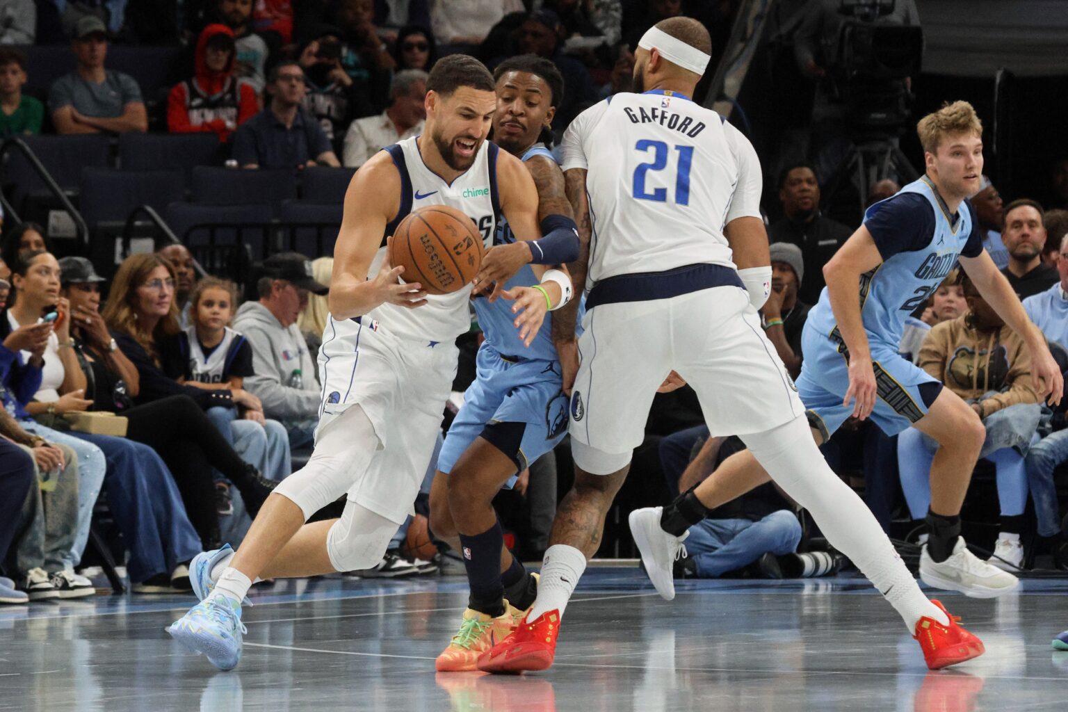 Nov 7, 2025; Memphis, Tennessee, USA; Dallas Mavericks guard Klay Thompson (31) dribbles the ball near a screen set by forward Daniel Gafford (21) against Memphis Grizzlies guard Ja Morant (12) during the second quarter at FedExForum. Mandatory Credit: Petre Thomas-Imagn Images
