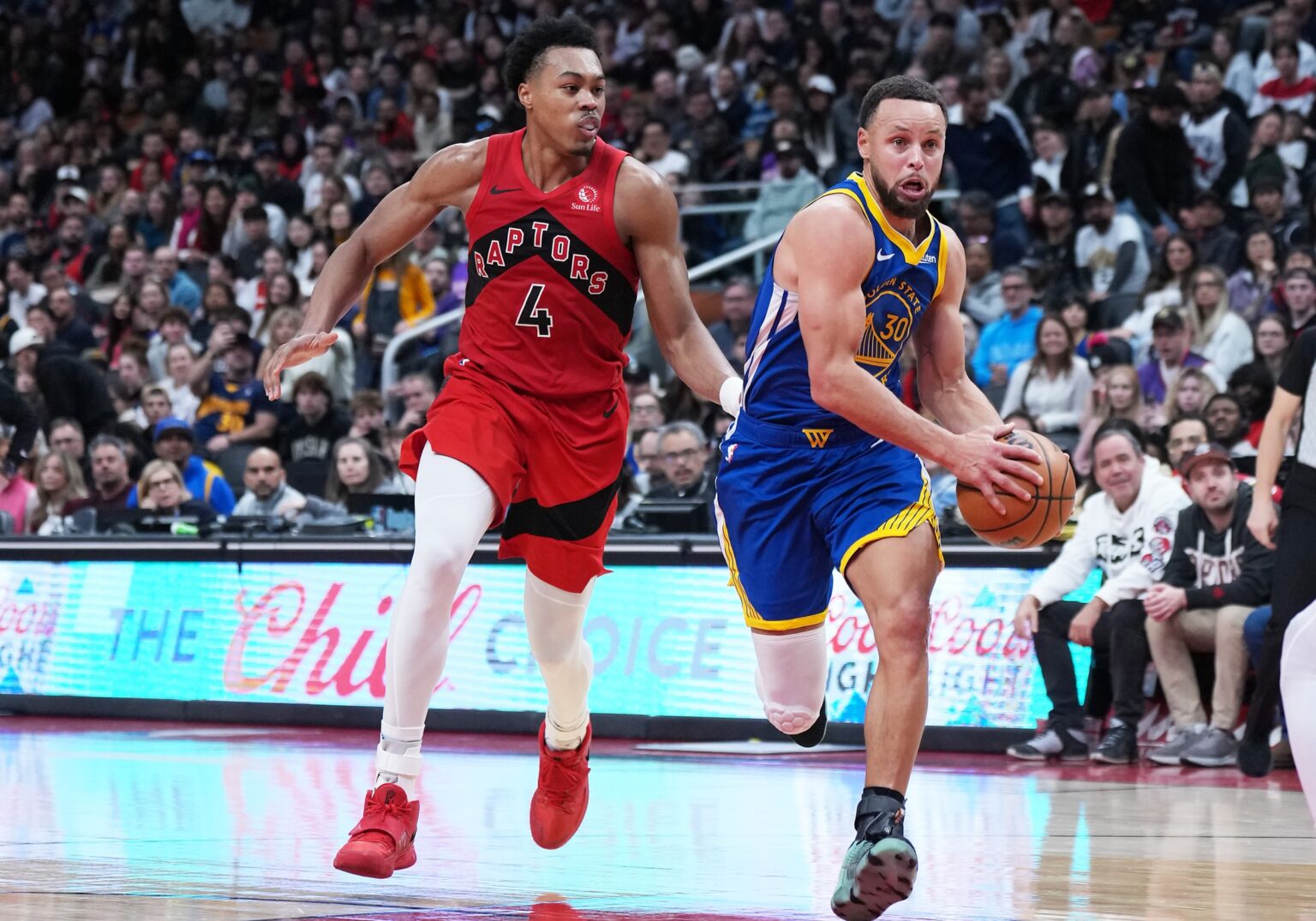 Dec 28, 2025; Toronto, Ontario, CAN; Golden State Warriors guard Stephen Curry (30) controls the ball as Toronto Raptors forward Scottie Barnes (4) tries to defend during the overtime at Scotiabank Arena. Mandatory Credit: Nick Turchiaro-Imagn Images
