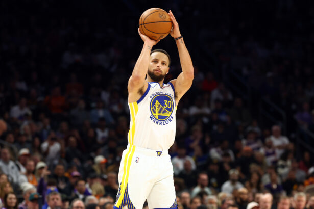 Dec 18, 2025; Phoenix, Arizona, USA; Golden State Warriors guard Stephen Curry (30) against the Phoenix Suns in the first half at Mortgage Matchup Center. Mandatory Credit: Mark J. Rebilas-Imagn Images
