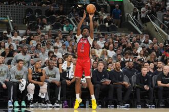 San Antonio, Texas, USA; New Orleans Pelicans forward Herbert Jones (2) shoots in the first half against the San Antonio Spurs at Frost Bank Center. Mandatory Credit: Daniel Dunn-Imagn Images
