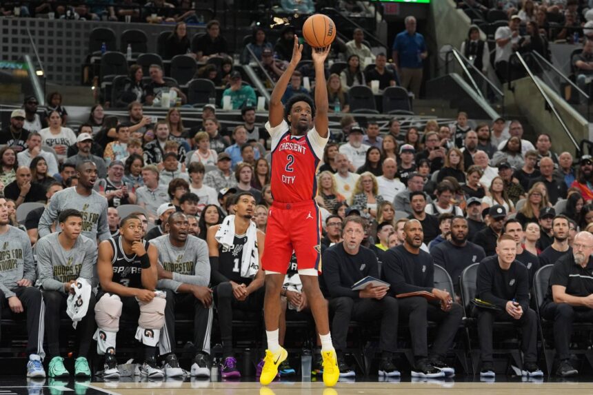 San Antonio, Texas, USA; New Orleans Pelicans forward Herbert Jones (2) shoots in the first half against the San Antonio Spurs at Frost Bank Center. Mandatory Credit: Daniel Dunn-Imagn Images