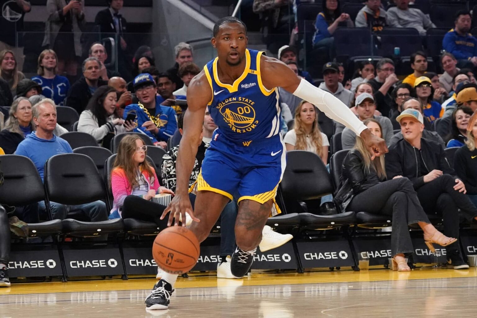 San Francisco, California, USA; Golden State Warriors forward Jonathan Kuminga (00) drives to the basket against the Memphis Grizzlies in the second quarter at Chase Center. Mandatory Credit: David Gonzales-Imagn Images
