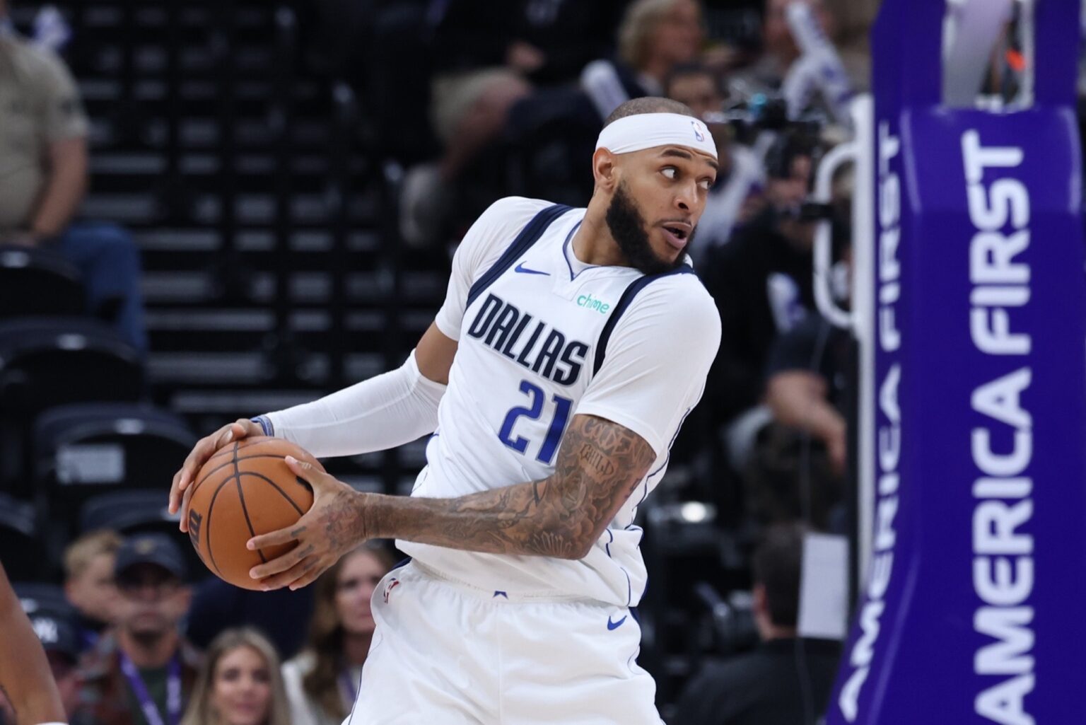 Jan 8, 2026; Salt Lake City, Utah, USA; Dallas Mavericks forward Daniel Gafford (21) looks to pass against the Utah Jazz during the second half at Delta Center. Mandatory Credit: Rob Gray-Imagn Images