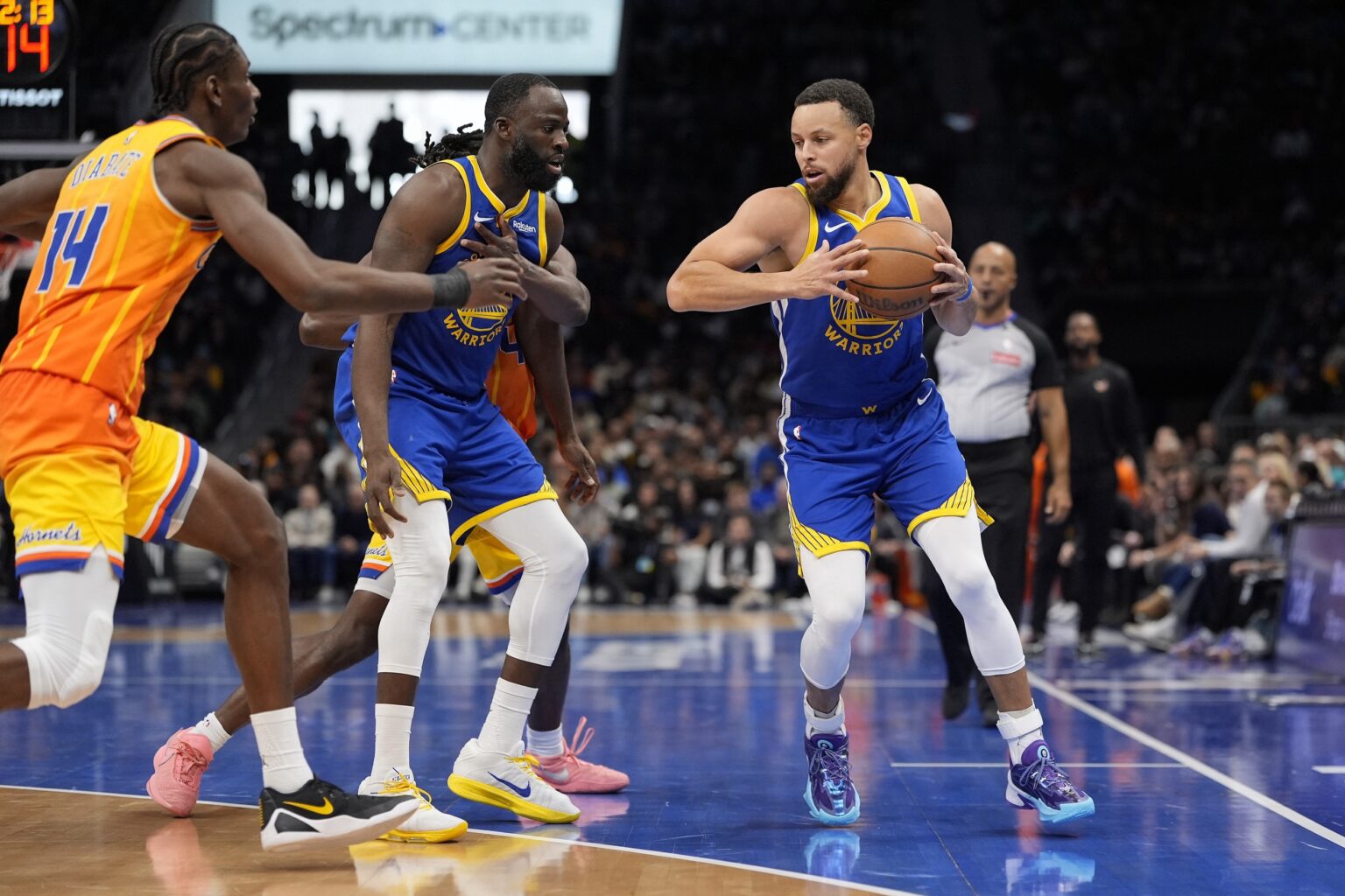 Dec 31, 2025; Charlotte, North Carolina, USA; Golden State Warriors guard Stephen Curry (30) takes the pass from forward Draymond Green (23) against the Charlotte Hornets during the second half at Spectrum Center. Mandatory Credit: Jim Dedmon-Imagn Images