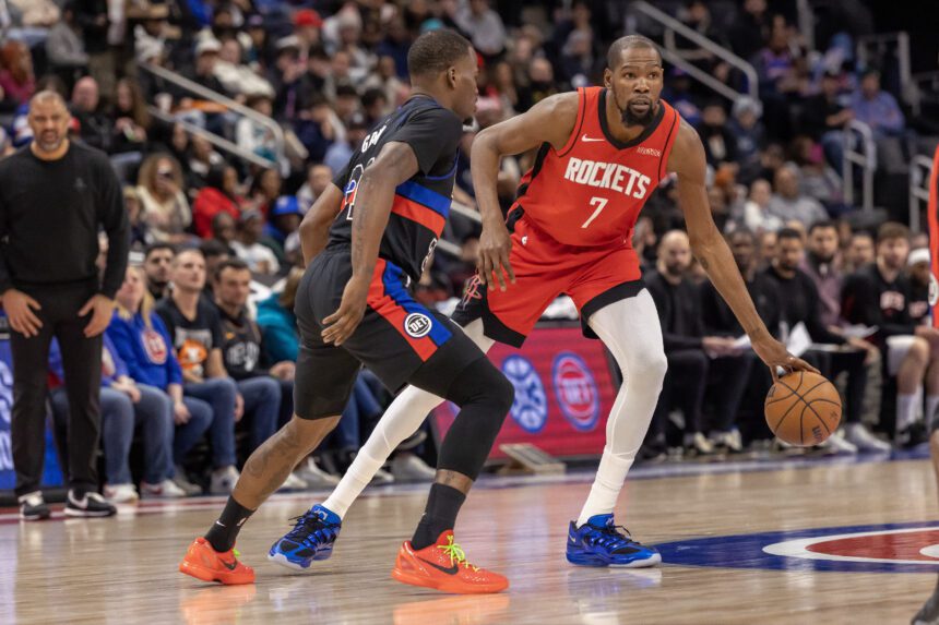 Jan 23, 2026; Detroit, Michigan, USA; Detroit Pistons guard Javonte Green (31) defends against Houston Rockets forward Kevin Durant (7) during the first half at Little Caesars Arena. Mandatory Credit: David Reginek-Imagn Images