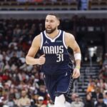 Jan 10, 2026; Chicago, Illinois, USA; Dallas Mavericks guard Klay Thompson (31) runs on the court during the first half at United Center. Mandatory Credit: Kamil Krzaczynski-Imagn Images