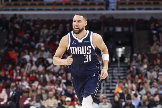Jan 10, 2026; Chicago, Illinois, USA; Dallas Mavericks guard Klay Thompson (31) runs on the court during the first half at United Center. Mandatory Credit: Kamil Krzaczynski-Imagn Images