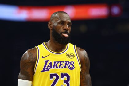 Los Angeles Lakers forward LeBron James (23) against the Phoenix Suns at Mortgage Matchup Center.