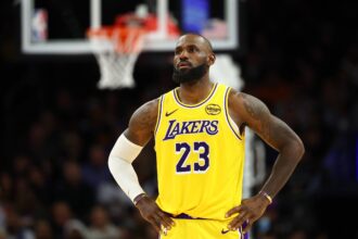 Los Angeles Lakers forward LeBron James (23) against the Phoenix Suns at Mortgage Matchup Center.
