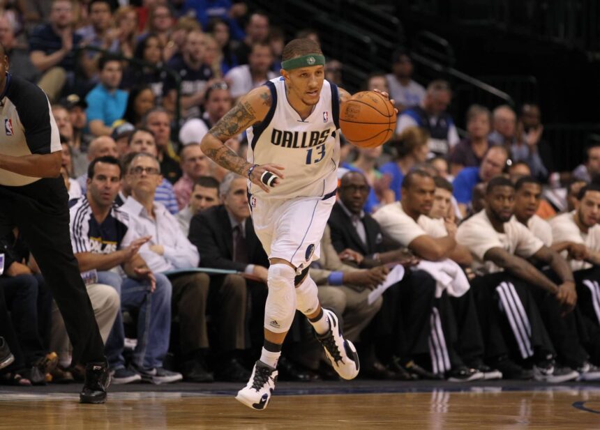 Dallas, TX, USA; Dallas Mavericks guard Delonte West (13) leads a fast break in the first quarter against Sacramento Kings forward Donte' Greene (20) at American Airlines Center. Mandatory Credit: Matthew Emmons-Imagn Images