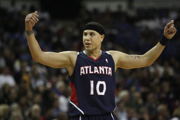 Sacramento, CA, USA; Atlanta Hawks guard Mike Bibby (10) talks to teammates against the Sacramento Kings in the second half at Arco Arena. The Hawks defeated the Kings 113-105. Mandatory Credit: Cary Edmondson-Imagn Images