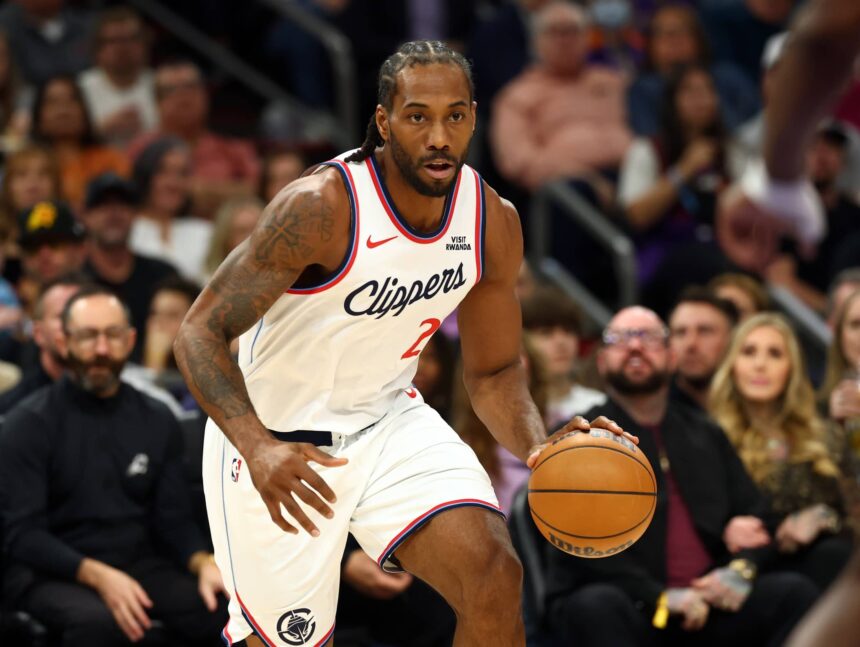 Phoenix, Arizona, USA; Los Angeles Clippers forward Kawhi Leonard (2) against the Phoenix Suns in the first half at Mortgage Matchup Center. Mandatory Credit: Mark J. Rebilas-Imagn Images