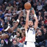 Dallas Mavericks guard Klay Thompson (31) shoots over Utah Jazz forward Taylor Hendricks (0) during the second quarter at Delta Center.