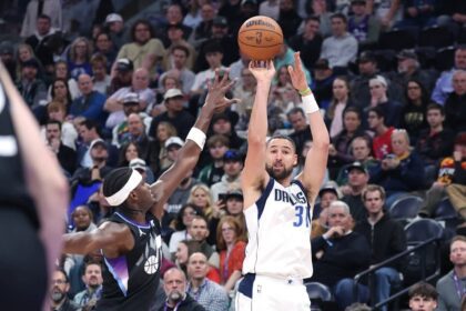 Dallas Mavericks guard Klay Thompson (31) shoots over Utah Jazz forward Taylor Hendricks (0) during the second quarter at Delta Center.