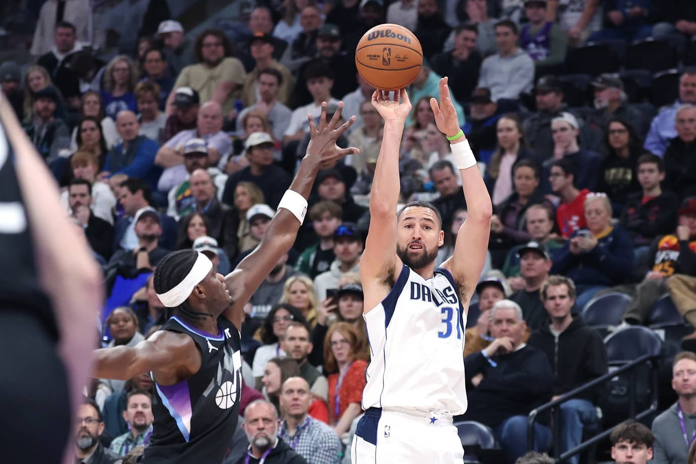 Dallas Mavericks guard Klay Thompson (31) shoots over Utah Jazz forward Taylor Hendricks (0) during the second quarter at Delta Center.