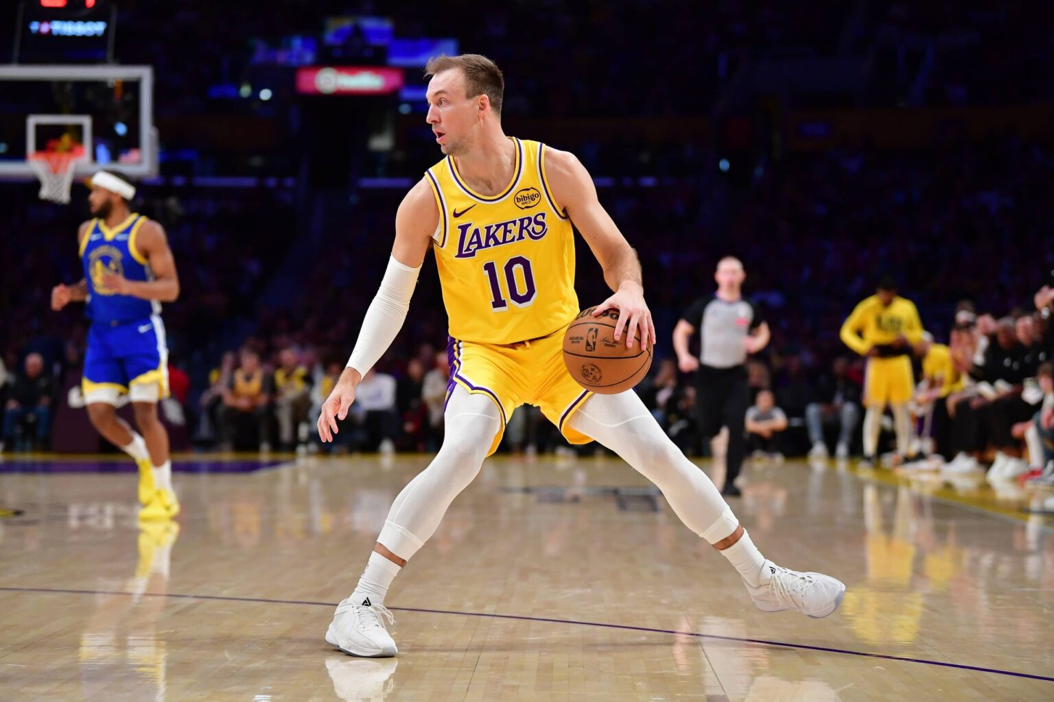 Los Angeles Lakers guard Luke Kennard (10) controls the ball against the Golden State Warriors during the first half at Crypto.com Arena.