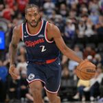 Los Angeles Clippers forward Kawhi Leonard (2) drives to the basket in the second half against the Cleveland Cavaliers at Intuit Dome.