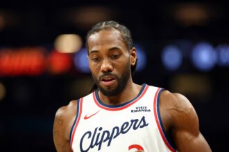 Phoenix, Arizona, USA; Los Angeles Clippers forward Kawhi Leonard (2) against the Phoenix Suns in the first half at Mortgage Matchup Center. Mandatory Credit: Mark J. Rebilas-Imagn Images