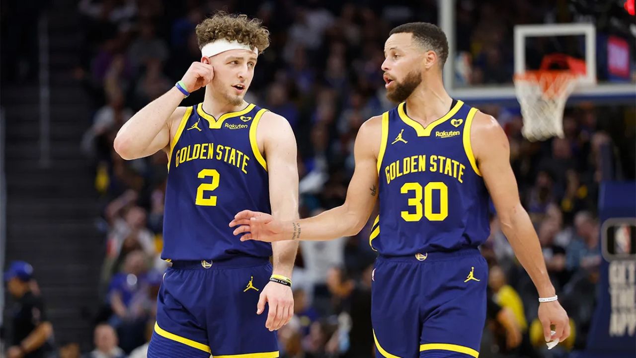 SAN FRANCISCO, CALIFORNIA - FEBRUARY 22: Stephen Curry #30 of the Golden State Warriors talks to teammate Brandin Podziemski #2 in the first half against the Los Angeles Lakers at Chase Center on February 22, 2024 in San Francisco, California. NOTE TO USER: User expressly acknowledges and agrees that, by downloading and or using this photograph, User is consenting to the terms and conditions of the Getty Images License Agreement. (Photo by Lachlan Cunningham/Getty Images)