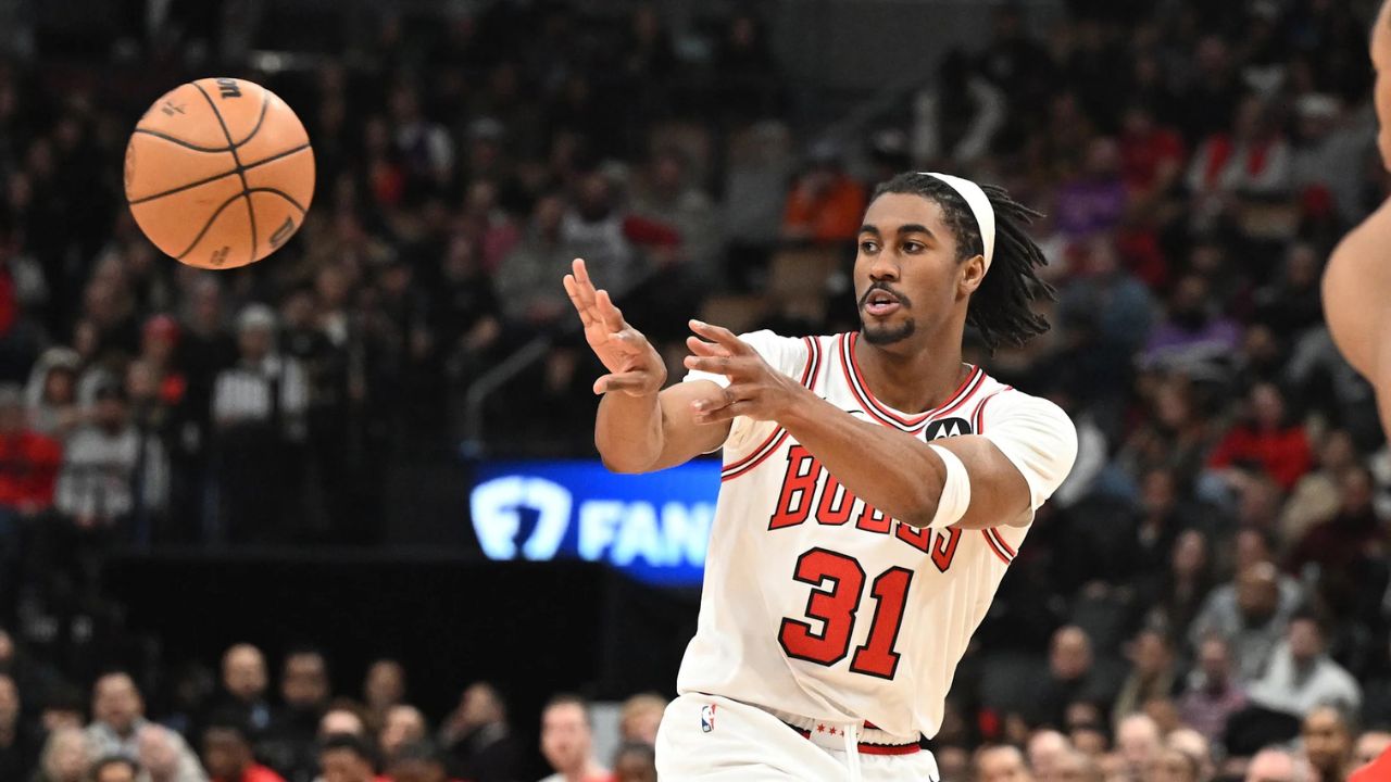 Feb 5, 2026; Toronto, Ontario, CAN; Chicago Bulls guard Jaden Ivey (31) passes against the Toronto Raptors in the second half at Scotiabank Arena. Mandatory Credit: Dan Hamilton-Imagn Images