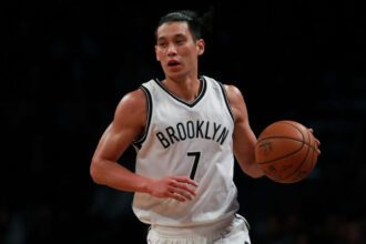 NEW YORK, NY - OCTOBER 13: Jeremy Lin #7 of the Brooklyn Nets dribbles up the court during the first half of the preseason game against the Boston Celtics at Barclays Center on October 13, 2016, in New York City. (Photo by Michael Reaves/Getty Images)