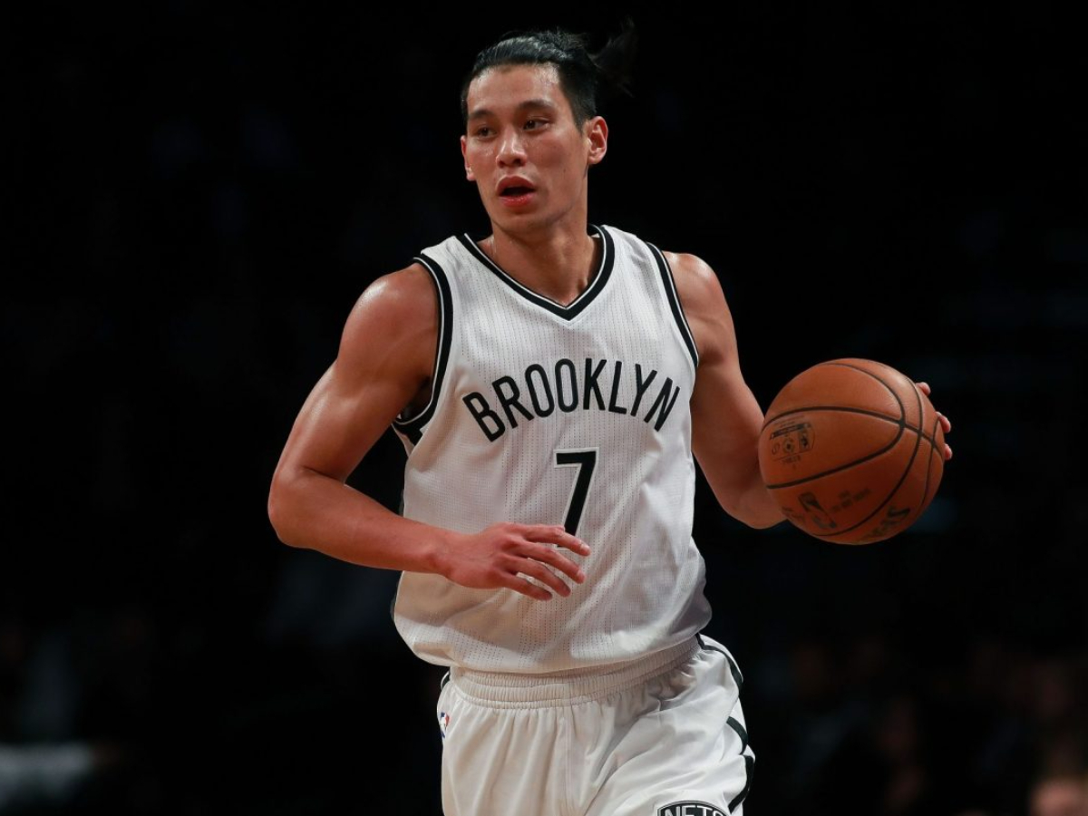 NEW YORK, NY - OCTOBER 13: Jeremy Lin #7 of the Brooklyn Nets dribbles up the court during the first half of the preseason game against the Boston Celtics at Barclays Center on October 13, 2016, in New York City. (Photo by Michael Reaves/Getty Images)