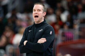 Apr 5, 2026; Chicago, Illinois, USA; Phoenix Suns head coach Jordan Ott directs his team against the Chicago Bulls during the first half at United Center. Mandatory Credit: Kamil Krzaczynski-Imagn Images