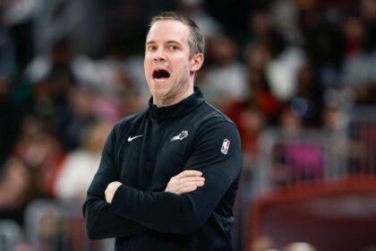 Apr 5, 2026; Chicago, Illinois, USA; Phoenix Suns head coach Jordan Ott directs his team against the Chicago Bulls during the first half at United Center. Mandatory Credit: Kamil Krzaczynski-Imagn Images