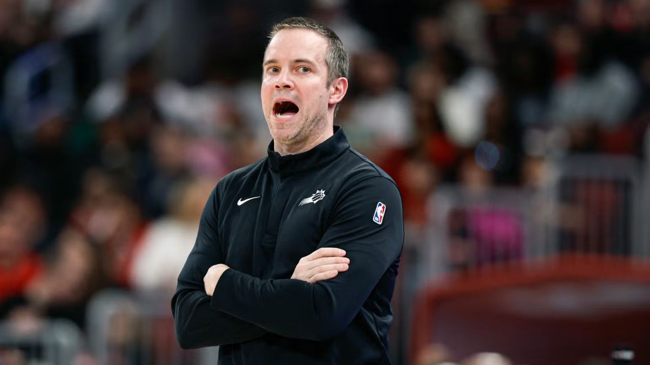 Apr 5, 2026; Chicago, Illinois, USA; Phoenix Suns head coach Jordan Ott directs his team against the Chicago Bulls during the first half at United Center. Mandatory Credit: Kamil Krzaczynski-Imagn Images