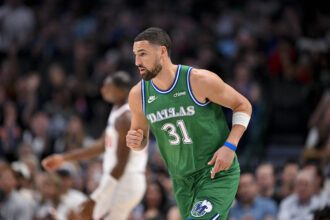 Mar 21, 2026; Dallas, Texas, USA; Dallas Mavericks guard Klay Thompson (31) runs back up court during the game between the Mavericks and the Clippers at American Airlines Center. Mandatory Credit: Jerome Miron-Imagn Images