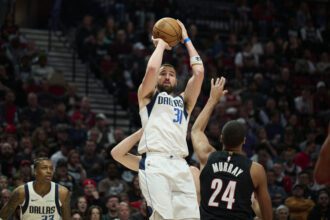 Mar 27, 2026; Portland, Oregon, USA; Dallas Mavericks guard Klay Thompson (31) shoots a jump shot during the second half against Portland Trail Blazers forward Kris Murray (24) at Moda Center. Mandatory Credit: Troy Wayrynen-Imagn Images