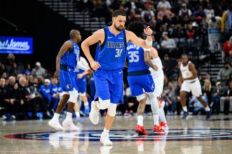 Apr 7, 2026; Inglewood, California, USA; Dallas Mavericks guard Klay Thompson (31) gestures after scoring during the first half against the Los Angeles Clippers at Intuit Dome. Mandatory Credit: William Liang-Imagn Images
