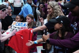 Caitlin Clark makes young fan’s day with heartwarming gesture before Fever game