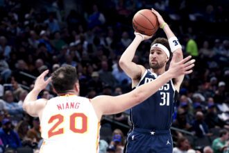 Dallas Mavericks guard Klay Thompson (31) shoots over Atlanta Hawks forward Georges Niang (20) during the first half at American Airlines Center.
