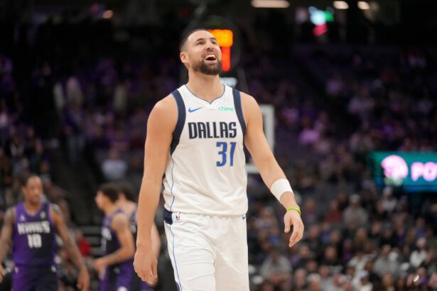 Jan 6, 2026; Sacramento, California, USA; Dallas Mavericks guard Klay Thompson (31) reacts after the Sacramento Kings commit a turnover in the second quarter at the Golden 1 Center. Mandatory Credit: Cary Edmondson-Imagn Images