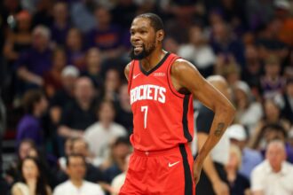 Phoenix, Arizona, USA; Houston Rockets forward Kevin Durant (7) against the Phoenix Suns at Mortgage Matchup Center. Mandatory Credit: Mark J. Rebilas-Imagn Images