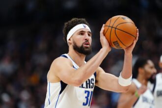 Nov 10, 2024; Denver, Colorado, USA; Dallas Mavericks guard Klay Thompson (31) shoots a technical foul in the second half against the Denver Nuggets at Ball Arena. Mandatory Credit: Ron Chenoy-Imagn Images