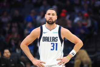 Sacramento, California, USA; Dallas Mavericks forward/guard Klay Thompson (31) between plays against the Sacramento Kings during the second quarter at Golden 1 Center. Mandatory Credit: Kelley L Cox-Imagn Images