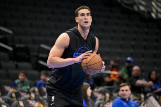 Nov 14, 2025; Dallas, Texas, USA; Dallas Mavericks forward Dwight Powell (7) warms up before the game against the LA Clippers in an NBA Cup game at the American Airlines Center. Mandatory Credit: Jerome Miron-Imagn Images
